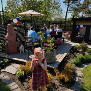 Dag Otto Lauritzen Instagram - Litt forsinket : GRATULERER MED DAGEN NORGE. Fantastisk 17 mai i Grimstad sammen med familie og gode venner.  #Køllekammeratene tilbake i Borgertoget etter mange års pause : 30 års jubileum 🎉🎊
Hipp hipp hurra 🇳🇴🇳🇴😍❤️