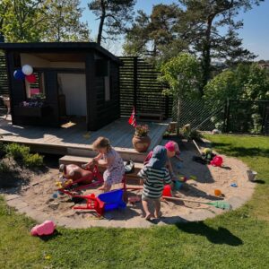 Dag Otto Lauritzen Instagram - Litt forsinket : GRATULERER MED DAGEN NORGE. Fantastisk 17 mai i Grimstad sammen med familie og gode venner.  #Køllekammeratene tilbake i Borgertoget etter mange års pause : 30 års jubileum 🎉🎊
Hipp hipp hurra 🇳🇴🇳🇴😍❤️