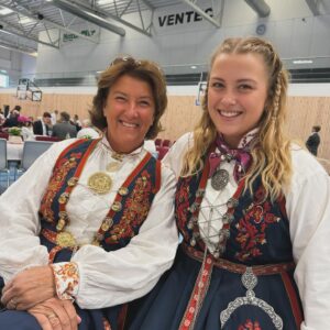 Dag Otto Lauritzen Instagram - Litt forsinket : GRATULERER MED DAGEN NORGE. Fantastisk 17 mai i Grimstad sammen med familie og gode venner.  #Køllekammeratene tilbake i Borgertoget etter mange års pause : 30 års jubileum 🎉🎊
Hipp hipp hurra 🇳🇴🇳🇴😍❤️