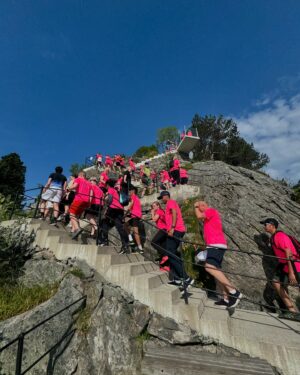 Dag Otto Lauritzen Instagram - Super dag sammen med ca 300 spreke trimmere i alle aldre.  Fantastisk sommervær i trappene fra Parken  opp til Aksla i Ålesund. «HVERDAGSTRIM» & fysisk aktivitet i fokus. Flott arrangert av #colosseumtannlege til inntekt for #kreftsaken : BONUS kr100.000.- til @kreftforeningen @mildridjr @miagrundstrom @bike4good_norge