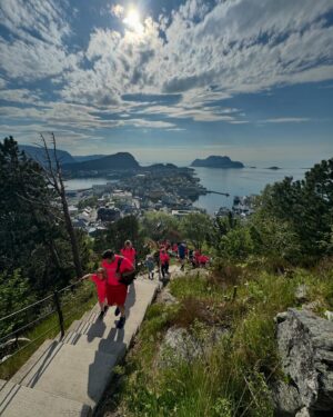 Dag Otto Lauritzen Instagram - Super dag sammen med ca 300 spreke trimmere i alle aldre.  Fantastisk sommervær i trappene fra Parken  opp til Aksla i Ålesund. «HVERDAGSTRIM» & fysisk aktivitet i fokus. Flott arrangert av #colosseumtannlege til inntekt for #kreftsaken : BONUS kr100.000.- til @kreftforeningen @mildridjr @miagrundstrom @bike4good_norge