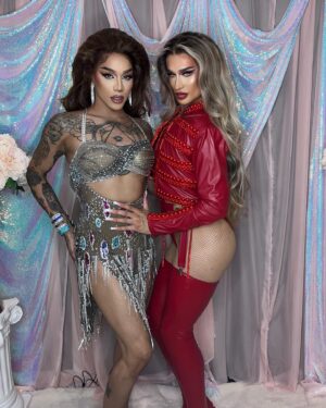 Dahlia Sin Instagram - DRAGCON PHOTODUMPIANA 1 💖🤍🩵🖤 
Dress @jeffreykellydesigns 
Hair @moek_hair