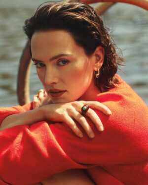 Daisy Ridley Instagram - @daisyridley, like so many of us, is learning to continuously listen to her body, especially following her diagnosis of Graves’ disease, an autoimmune disorder that involves overactivity of the thyroid.

For Daisy, working out is a mental escape, not solely a physical feat. “It’s an hour just for me, and it’s my time to do what I need to do to make myself feel good,” she tells WH. 

The other thing Daisy really likes to do for her mental health? Reading. Daisy has always been a voracious reader, and she credits that love of reading as a major reason she’s an actor today. (Two of her recent favorites include Sorrow and Bliss by Meg Mason and As Young as This by Roxy Dunn.)

As WH’s Comebacks Issue cover star, @daisyridley shares how she tuning in to her own needs, getting lost in what works for her, and finding peace in new routines. Tap the link in bio to read her full cover story and grab a copy on stands August 20! 🏊‍♀️⚡🖇️