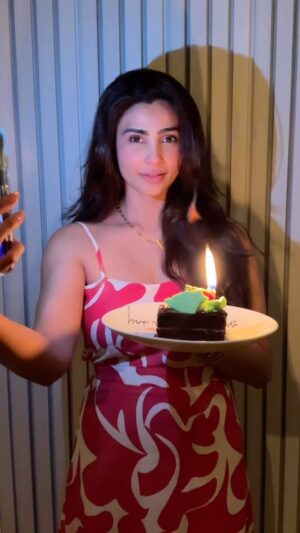 Daisy Shah Instagram - Everyone‼️🎂🎉
.
.
.
#birthdaygirl #daisyshah #reelitfeelit