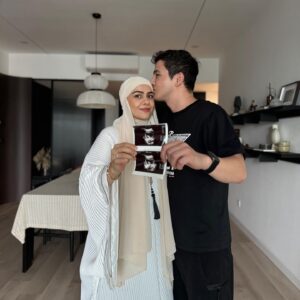 Daler Yusuf Instagram - Been 10 years Alhamdulillah. So many ups and downs but we never gave up. It’s the happiest moment to listen heart beats of our little one! Syukur Alhamdulillah! Tolong doakan untuk kami guys🤲🏻 
.
Please, suggest baby boy names 😍🙏 and here our homemade honey cake kalau Korg nak rasa @honeycake_bydaler ❤️