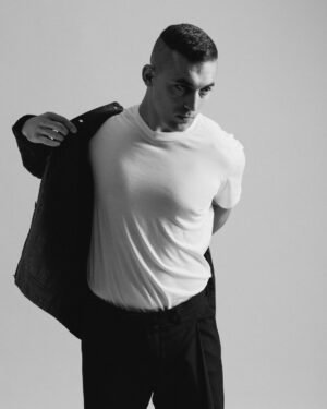 Dali Benssalah Instagram - 🕸@guillaumelandry // 🐚 @benoit_tardif_stylist //🩹@maxime_sery