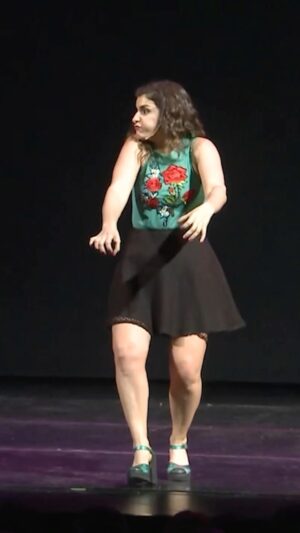 Dalia Gutmann Instagram - Hoy, en "Materiales que jubilé hace tiempo pero no pierden vigencia...👉🏼 Cuando estás manejando y aparece una moto sospechosa"
#DaluTip #Comedia #StandUp #CosaDeMinas #FijateSiLoUsás  #LoTiro #QueSeYo🤷🏽‍♀️🤭
Para ver material NO jubilado, fijate las fechas en el Link de mi BIO‼️🎉