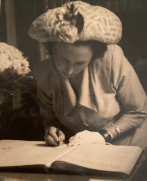 Dalila Carmo Instagram - Minha Avó,
Quis mt que chegasses ao dia de hoje para celebrarmos juntas esta data tão redonda dos teus 100 anos. 
Estarias à minha espera atrás da cortina na tua ansiedade contida, pq foi essa contenção que sempre me amparou em tantos prantos.
- Esta noite a minha neta pode ficar a dormir comigo? É que eu e ela somos a mesma pessoa....
Dizem-te que não. Que estamos em confinamento. O teu olhar fica branco. 
De repente os papéis invertem-se e eu tento, em vão, retribuir-te os teus 96 anos de amor, de tantas histórias contadas à beira da cama para eu adormecer. Podes me contar essa outra vez por favor, que ainda não adormeci?
A minha avó era a mulher mais bonita do Porto. E era tb a minha casa. Ainda que eu tivesse fugido dela tantas vezes. 
Hoje sempre fazes 100 anos. Na forma de eternidade. Sei que canto à beira de um silêncio.🤍
18/07/1924-...✨