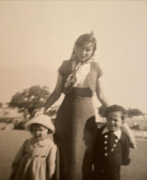 Dalila Carmo Instagram - Minha Avó,
Quis mt que chegasses ao dia de hoje para celebrarmos juntas esta data tão redonda dos teus 100 anos. 
Estarias à minha espera atrás da cortina na tua ansiedade contida, pq foi essa contenção que sempre me amparou em tantos prantos.
- Esta noite a minha neta pode ficar a dormir comigo? É que eu e ela somos a mesma pessoa....
Dizem-te que não. Que estamos em confinamento. O teu olhar fica branco. 
De repente os papéis invertem-se e eu tento, em vão, retribuir-te os teus 96 anos de amor, de tantas histórias contadas à beira da cama para eu adormecer. Podes me contar essa outra vez por favor, que ainda não adormeci?
A minha avó era a mulher mais bonita do Porto. E era tb a minha casa. Ainda que eu tivesse fugido dela tantas vezes. 
Hoje sempre fazes 100 anos. Na forma de eternidade. Sei que canto à beira de um silêncio.🤍
18/07/1924-...✨