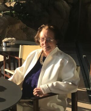 Dalila Carmo Instagram - Minha Avó,
Quis mt que chegasses ao dia de hoje para celebrarmos juntas esta data tão redonda dos teus 100 anos. 
Estarias à minha espera atrás da cortina na tua ansiedade contida, pq foi essa contenção que sempre me amparou em tantos prantos.
- Esta noite a minha neta pode ficar a dormir comigo? É que eu e ela somos a mesma pessoa....
Dizem-te que não. Que estamos em confinamento. O teu olhar fica branco. 
De repente os papéis invertem-se e eu tento, em vão, retribuir-te os teus 96 anos de amor, de tantas histórias contadas à beira da cama para eu adormecer. Podes me contar essa outra vez por favor, que ainda não adormeci?
A minha avó era a mulher mais bonita do Porto. E era tb a minha casa. Ainda que eu tivesse fugido dela tantas vezes. 
Hoje sempre fazes 100 anos. Na forma de eternidade. Sei que canto à beira de um silêncio.🤍
18/07/1924-...✨