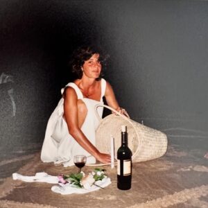 Dalila Carmo Instagram - Sobre a memória.
Dentro de álbuns com fotos descoladas das folhas, do tempo em que meticulosamente as guardava impressas.
Verão de 2002 num intervalo das gravações da Jóia de África que nos levou a todos para Inhambane, durante mts meses. 
@natalia_luiza_campos ✨lembras-te disto?