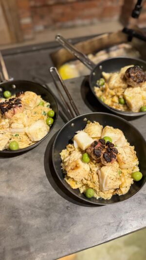 Dalton Rangel Instagram - Arroz de bacalhau (perfeito)
Para fazer a cebola caramelizada
400 gr de Cebola 
50 gr de manteiga 
50 ml de azeite
25 gr Mel
5 gr Páprica defumada 
50 gr de Alcaparras 
100 gr de azeitonas 

Para assar o bacalhau 
2 kg de lombo de bacalhau dessalgado
100 ml de azeite
Pimenta do reino

Para o arroz 
300 gr de arroz aguilhinha
20 ml de azeite
30 gr de alho
600 ml de caldo de legumes (aferventado com as espinhas e pele de bacalhau
10 gr de sal

Salsinha para finalizar

Modo de preparo
1. Temperar o bacalhau com azeite e pimenta do reino e levar ao forno a 200 graus por 10 minutos.
2. Para o arroz, refogar o alho com azeite. Agregar o caldo de legumes e sal. Cozinhar até ficar macio. Reserve
3. Para a cebola, em uma panela, agregue a manteiga, azeite, cebola e o mel. Deixe cozinhar em fogo baixinho até a cebola ficar bem macia e caramelizada. Agregue a azeitona e as alcaparras. 
4. Retirar o bacalhau do forno e misturar com as cebolas caramelizadas. Agregue o caldo do assado do bacalhau junto! 
5. Misturar o bacalhau com arroz e finalizar com salsinha. Ajustar o sal e azeite se necessário.