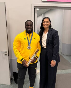 Dame Valerie Adams Instagram - Being a part of the medal ceremony presentation for the men’s Shotput at the Paris Olympic Games is truly an honor 🥇🥈🥉. Congratulations @rcrouser 🇺🇸, @joekovacsusa 🇺🇸, and @jindra_rc68 🇯🇲.

#paris2023 #shotput #threepeat #legends #olympics #medalceremony #staddefrance 🇫🇷🙌🏽