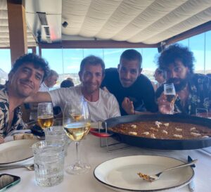 Damián Mollá Instagram - Todos los años venimos a casa de Pablo a preparar la nueva temporada de El Hormiguero. Y todos los años nos comemos una paella para celebrarlo. Nos vemos en breve por la tele!