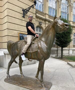 Damián Mollá Instagram - Budapest es chulísima! No he visto nunca una ciudad con tanto ambientazo y todo el mundo contento.