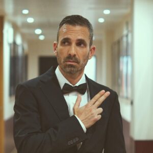 Damián Mollá Instagram - Siempre me preguntáis qué tipo de ropa me pongo para trabajar debajo de la mesa. He aquí lo que me pongo cada dia. 

Fotacas de @carlos__photo por supuesto