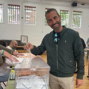 Damián Mollá Instagram - El candidato Xamián ha madrugado para votar como un ciudadano más y celebrar la fiesta de la democracia.