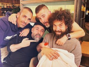 Damián Mollá Instagram - Este finde por fin hemos conocido al hijo de Marron! Lloraba mucho y se quedaba dormido. Su hijo, sin embargo, se portó estupendamente y se reía si le dabas un beso en la cabeza. Bienvenido al mundo, Minimarron!
