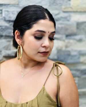 Damini Bhatla Instagram - Isn’t she stunning!??!!! Swipe >>>> for the look.  Had the pleasure of dolling up Telugu Indie Artist @daminibhatlach for her concert at @ext.hyd. Such a wonderful and fun session with her. 📸 & 💄 , hair by me.
.
.
.
.
.
.
.
.
.
.
.
.

#featartist #inegatalent #makeupartist #professionalmakeup  #promakeupartist #hyderabadfashion #hyderabadmakeupartist #smokeyeyes #olivesmokeyeye #bubblebraids #hairartist #hyderabadhairstylist #bridalmakeupartist #bridalmakeuplook
