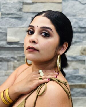 Damini Bhatla Instagram - Isn’t she stunning!??!!! Swipe >>>> for the look.  Had the pleasure of dolling up Telugu Indie Artist @daminibhatlach for her concert at @ext.hyd. Such a wonderful and fun session with her. 📸 & 💄 , hair by me.
.
.
.
.
.
.
.
.
.
.
.
.

#featartist #inegatalent #makeupartist #professionalmakeup  #promakeupartist #hyderabadfashion #hyderabadmakeupartist #smokeyeyes #olivesmokeyeye #bubblebraids #hairartist #hyderabadhairstylist #bridalmakeupartist #bridalmakeuplook