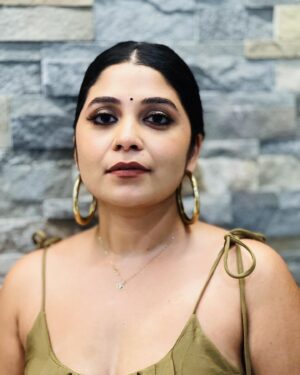 Damini Bhatla Instagram - Isn’t she stunning!??!!! Swipe >>>> for the look.  Had the pleasure of dolling up Telugu Indie Artist @daminibhatlach for her concert at @ext.hyd. Such a wonderful and fun session with her. 📸 & 💄 , hair by me.
.
.
.
.
.
.
.
.
.
.
.
.

#featartist #inegatalent #makeupartist #professionalmakeup  #promakeupartist #hyderabadfashion #hyderabadmakeupartist #smokeyeyes #olivesmokeyeye #bubblebraids #hairartist #hyderabadhairstylist #bridalmakeupartist #bridalmakeuplook
