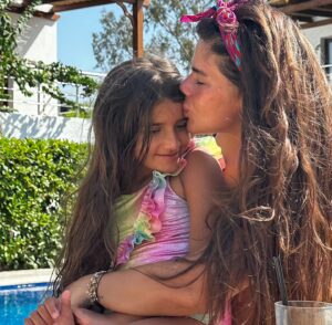 Damla Ersubaşı Instagram - Tarifi olmayan bi aşk❤️