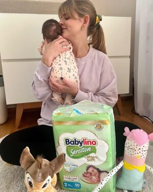Danae Michalaki Instagram - Οι μέρες μας ξεκινούν με αγκαλιές, χάδια και τη sensitive προστασία που προσφέρουν οι Babylino Sensitive Cotton Soft. Είναι οι πρώτες πάνες στην Ευρώπη που πιστοποιήθηκαν με τη διεθνή πιστοποίηση Oeko-Tex® Standard 100 για την απουσία πάνω από 200 βλαβερών ουσιών, χωρίς λάτεξ, λοσιόν, παραβένες, ΕU 26 αλλεργιογόνα, ενώ έχουν κάλυμμα βαμβακερής απαλότητας, για μοναδικό άγγιγμα φροντίδας.

#ad #babylino #babylinosensitive #babylinogr #greekbrand #baby”