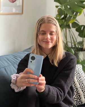 Danae Michalaki Instagram - Memories to hold and to have!
With Xiaomi 13 Lite I can smile freely wherever I am, no matter how I am. 
#selfieGlow #portaitmode #NeutralStylishLook
Super color & Design that makes a difference.
#featherweight #color #Xiaomi13Lite
#XiaomiGreece @xiaomi.greece