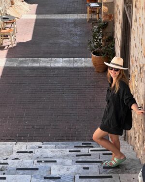 Danae Michalaki Instagram - Λιμάνι βρήκα στην καρδιά σου και ξαποσταίνω εδώ
Σπάω πυξίδα, καίω χάρτες, άγκυρα ρίχνω και βουτώ
.
.
.
@dirtylaundry.gr ☀️