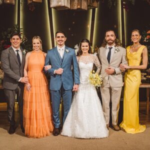 Dani Gondim Instagram - É difícil não acreditar em contos de fadas quando assistimos ao espetáculo de um príncipe casar com uma princesa. 
Meu bebê encontrou muito além de sua metade, ele encontrou fonte. 
Lize é doçura com firmeza, gentileza com sapiência e inocência sem perder nenhuma gota de ironia. É interessante e maravilhoso vê-la desabrochar a medida que a confiança entra. 
Biel é… Biel. Complexo descrever como alguém pode ter características tão opostas dentro de si e ,ainda sim, manter-se coerente sempre que se posiciona, mas acho que se príncipes de contos de fadas existissem, seria Biel. Lindo por fora e impressionantemente consegue ser ainda mais lindo por dentro. Eles são perfeitos, não apenas um para o outro, mas perfeitos para a vida. 
Nós acompanhamos por tantos anos essa história de amor sendo construída, peça por peça, tijolo por tijolo. Um altar de respeito, colaboração e muita parceria. Eles são amigos. Amigos tão íntimos que enxergam tão profundamente o outro que se fundiram em um só. 
Meus primos, bebês e agora afilhados, desejo de todo o meu coração que a divindade continue a abençoar esse amor e guiando esse caminho ,tão lindamente escrito. 
Desejo que tenham filhos, muitos filhos para que esse conto de fadas perpetue suas histórias , mas principalmente para eu ter a chance de jogar videogame com eles enquanto aguardo pontualmente 22h para obrigá-los a tomar banho como fazia com Biel. (Se bem que acho que serei bem menos exigente do que eu era aos 11 anos). 
Desejo que esse castelo construído que agora habita sua própria família seja colorido com alegria, abraços, diálogo e muito, muito amor. 

Os amo profundamente, há tantos anos e eternamente. 
Sua Madrinha, Dani. 

#lizeegabriel #casamentolizeegabriel