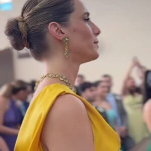 Dani Gondim Instagram - É difícil não acreditar em contos de fadas quando assistimos ao espetáculo de um príncipe casar com uma princesa. 
Meu bebê encontrou muito além de sua metade, ele encontrou fonte. 
Lize é doçura com firmeza, gentileza com sapiência e inocência sem perder nenhuma gota de ironia. É interessante e maravilhoso vê-la desabrochar a medida que a confiança entra. 
Biel é… Biel. Complexo descrever como alguém pode ter características tão opostas dentro de si e ,ainda sim, manter-se coerente sempre que se posiciona, mas acho que se príncipes de contos de fadas existissem, seria Biel. Lindo por fora e impressionantemente consegue ser ainda mais lindo por dentro. Eles são perfeitos, não apenas um para o outro, mas perfeitos para a vida. 
Nós acompanhamos por tantos anos essa história de amor sendo construída, peça por peça, tijolo por tijolo. Um altar de respeito, colaboração e muita parceria. Eles são amigos. Amigos tão íntimos que enxergam tão profundamente o outro que se fundiram em um só. 
Meus primos, bebês e agora afilhados, desejo de todo o meu coração que a divindade continue a abençoar esse amor e guiando esse caminho ,tão lindamente escrito. 
Desejo que tenham filhos, muitos filhos para que esse conto de fadas perpetue suas histórias , mas principalmente para eu ter a chance de jogar videogame com eles enquanto aguardo pontualmente 22h para obrigá-los a tomar banho como fazia com Biel. (Se bem que acho que serei bem menos exigente do que eu era aos 11 anos). 
Desejo que esse castelo construído que agora habita sua própria família seja colorido com alegria, abraços, diálogo e muito, muito amor. 

Os amo profundamente, há tantos anos e eternamente. 
Sua Madrinha, Dani. 

#lizeegabriel #casamentolizeegabriel