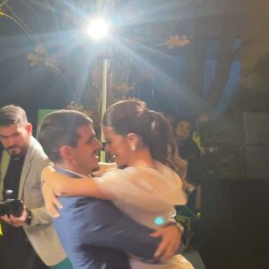 Dani Gondim Instagram - É difícil não acreditar em contos de fadas quando assistimos ao espetáculo de um príncipe casar com uma princesa. 
Meu bebê encontrou muito além de sua metade, ele encontrou fonte. 
Lize é doçura com firmeza, gentileza com sapiência e inocência sem perder nenhuma gota de ironia. É interessante e maravilhoso vê-la desabrochar a medida que a confiança entra. 
Biel é… Biel. Complexo descrever como alguém pode ter características tão opostas dentro de si e ,ainda sim, manter-se coerente sempre que se posiciona, mas acho que se príncipes de contos de fadas existissem, seria Biel. Lindo por fora e impressionantemente consegue ser ainda mais lindo por dentro. Eles são perfeitos, não apenas um para o outro, mas perfeitos para a vida. 
Nós acompanhamos por tantos anos essa história de amor sendo construída, peça por peça, tijolo por tijolo. Um altar de respeito, colaboração e muita parceria. Eles são amigos. Amigos tão íntimos que enxergam tão profundamente o outro que se fundiram em um só. 
Meus primos, bebês e agora afilhados, desejo de todo o meu coração que a divindade continue a abençoar esse amor e guiando esse caminho ,tão lindamente escrito. 
Desejo que tenham filhos, muitos filhos para que esse conto de fadas perpetue suas histórias , mas principalmente para eu ter a chance de jogar videogame com eles enquanto aguardo pontualmente 22h para obrigá-los a tomar banho como fazia com Biel. (Se bem que acho que serei bem menos exigente do que eu era aos 11 anos). 
Desejo que esse castelo construído que agora habita sua própria família seja colorido com alegria, abraços, diálogo e muito, muito amor. 

Os amo profundamente, há tantos anos e eternamente. 
Sua Madrinha, Dani. 

#lizeegabriel #casamentolizeegabriel