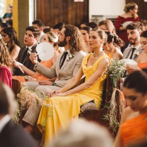 Dani Gondim Instagram - É difícil não acreditar em contos de fadas quando assistimos ao espetáculo de um príncipe casar com uma princesa. 
Meu bebê encontrou muito além de sua metade, ele encontrou fonte. 
Lize é doçura com firmeza, gentileza com sapiência e inocência sem perder nenhuma gota de ironia. É interessante e maravilhoso vê-la desabrochar a medida que a confiança entra. 
Biel é… Biel. Complexo descrever como alguém pode ter características tão opostas dentro de si e ,ainda sim, manter-se coerente sempre que se posiciona, mas acho que se príncipes de contos de fadas existissem, seria Biel. Lindo por fora e impressionantemente consegue ser ainda mais lindo por dentro. Eles são perfeitos, não apenas um para o outro, mas perfeitos para a vida. 
Nós acompanhamos por tantos anos essa história de amor sendo construída, peça por peça, tijolo por tijolo. Um altar de respeito, colaboração e muita parceria. Eles são amigos. Amigos tão íntimos que enxergam tão profundamente o outro que se fundiram em um só. 
Meus primos, bebês e agora afilhados, desejo de todo o meu coração que a divindade continue a abençoar esse amor e guiando esse caminho ,tão lindamente escrito. 
Desejo que tenham filhos, muitos filhos para que esse conto de fadas perpetue suas histórias , mas principalmente para eu ter a chance de jogar videogame com eles enquanto aguardo pontualmente 22h para obrigá-los a tomar banho como fazia com Biel. (Se bem que acho que serei bem menos exigente do que eu era aos 11 anos). 
Desejo que esse castelo construído que agora habita sua própria família seja colorido com alegria, abraços, diálogo e muito, muito amor. 

Os amo profundamente, há tantos anos e eternamente. 
Sua Madrinha, Dani. 

#lizeegabriel #casamentolizeegabriel