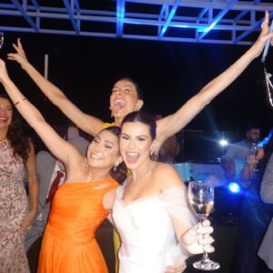 Dani Gondim Instagram - É difícil não acreditar em contos de fadas quando assistimos ao espetáculo de um príncipe casar com uma princesa. 
Meu bebê encontrou muito além de sua metade, ele encontrou fonte. 
Lize é doçura com firmeza, gentileza com sapiência e inocência sem perder nenhuma gota de ironia. É interessante e maravilhoso vê-la desabrochar a medida que a confiança entra. 
Biel é… Biel. Complexo descrever como alguém pode ter características tão opostas dentro de si e ,ainda sim, manter-se coerente sempre que se posiciona, mas acho que se príncipes de contos de fadas existissem, seria Biel. Lindo por fora e impressionantemente consegue ser ainda mais lindo por dentro. Eles são perfeitos, não apenas um para o outro, mas perfeitos para a vida. 
Nós acompanhamos por tantos anos essa história de amor sendo construída, peça por peça, tijolo por tijolo. Um altar de respeito, colaboração e muita parceria. Eles são amigos. Amigos tão íntimos que enxergam tão profundamente o outro que se fundiram em um só. 
Meus primos, bebês e agora afilhados, desejo de todo o meu coração que a divindade continue a abençoar esse amor e guiando esse caminho ,tão lindamente escrito. 
Desejo que tenham filhos, muitos filhos para que esse conto de fadas perpetue suas histórias , mas principalmente para eu ter a chance de jogar videogame com eles enquanto aguardo pontualmente 22h para obrigá-los a tomar banho como fazia com Biel. (Se bem que acho que serei bem menos exigente do que eu era aos 11 anos). 
Desejo que esse castelo construído que agora habita sua própria família seja colorido com alegria, abraços, diálogo e muito, muito amor. 

Os amo profundamente, há tantos anos e eternamente. 
Sua Madrinha, Dani. 

#lizeegabriel #casamentolizeegabriel