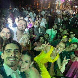 Dani Gondim Instagram - É difícil não acreditar em contos de fadas quando assistimos ao espetáculo de um príncipe casar com uma princesa. 
Meu bebê encontrou muito além de sua metade, ele encontrou fonte. 
Lize é doçura com firmeza, gentileza com sapiência e inocência sem perder nenhuma gota de ironia. É interessante e maravilhoso vê-la desabrochar a medida que a confiança entra. 
Biel é… Biel. Complexo descrever como alguém pode ter características tão opostas dentro de si e ,ainda sim, manter-se coerente sempre que se posiciona, mas acho que se príncipes de contos de fadas existissem, seria Biel. Lindo por fora e impressionantemente consegue ser ainda mais lindo por dentro. Eles são perfeitos, não apenas um para o outro, mas perfeitos para a vida. 
Nós acompanhamos por tantos anos essa história de amor sendo construída, peça por peça, tijolo por tijolo. Um altar de respeito, colaboração e muita parceria. Eles são amigos. Amigos tão íntimos que enxergam tão profundamente o outro que se fundiram em um só. 
Meus primos, bebês e agora afilhados, desejo de todo o meu coração que a divindade continue a abençoar esse amor e guiando esse caminho ,tão lindamente escrito. 
Desejo que tenham filhos, muitos filhos para que esse conto de fadas perpetue suas histórias , mas principalmente para eu ter a chance de jogar videogame com eles enquanto aguardo pontualmente 22h para obrigá-los a tomar banho como fazia com Biel. (Se bem que acho que serei bem menos exigente do que eu era aos 11 anos). 
Desejo que esse castelo construído que agora habita sua própria família seja colorido com alegria, abraços, diálogo e muito, muito amor. 

Os amo profundamente, há tantos anos e eternamente. 
Sua Madrinha, Dani. 

#lizeegabriel #casamentolizeegabriel