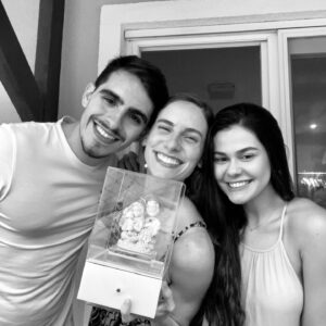 Dani Gondim Instagram - É difícil não acreditar em contos de fadas quando assistimos ao espetáculo de um príncipe casar com uma princesa. 
Meu bebê encontrou muito além de sua metade, ele encontrou fonte. 
Lize é doçura com firmeza, gentileza com sapiência e inocência sem perder nenhuma gota de ironia. É interessante e maravilhoso vê-la desabrochar a medida que a confiança entra. 
Biel é… Biel. Complexo descrever como alguém pode ter características tão opostas dentro de si e ,ainda sim, manter-se coerente sempre que se posiciona, mas acho que se príncipes de contos de fadas existissem, seria Biel. Lindo por fora e impressionantemente consegue ser ainda mais lindo por dentro. Eles são perfeitos, não apenas um para o outro, mas perfeitos para a vida. 
Nós acompanhamos por tantos anos essa história de amor sendo construída, peça por peça, tijolo por tijolo. Um altar de respeito, colaboração e muita parceria. Eles são amigos. Amigos tão íntimos que enxergam tão profundamente o outro que se fundiram em um só. 
Meus primos, bebês e agora afilhados, desejo de todo o meu coração que a divindade continue a abençoar esse amor e guiando esse caminho ,tão lindamente escrito. 
Desejo que tenham filhos, muitos filhos para que esse conto de fadas perpetue suas histórias , mas principalmente para eu ter a chance de jogar videogame com eles enquanto aguardo pontualmente 22h para obrigá-los a tomar banho como fazia com Biel. (Se bem que acho que serei bem menos exigente do que eu era aos 11 anos). 
Desejo que esse castelo construído que agora habita sua própria família seja colorido com alegria, abraços, diálogo e muito, muito amor. 

Os amo profundamente, há tantos anos e eternamente. 
Sua Madrinha, Dani. 

#lizeegabriel #casamentolizeegabriel