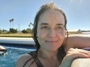 Danica McKellar Instagram - Spending time visiting family over the summer is the BEST (scraggly eyebrows, no makeup - yes please 😜)! Wishing you all a beautiful, relaxing, July weekend! 🥰🌴✨️