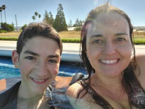 Danica McKellar Instagram - Spending time visiting family over the summer is the BEST (scraggly eyebrows, no makeup - yes please 😜)! Wishing you all a beautiful, relaxing, July weekend! 🥰🌴✨️