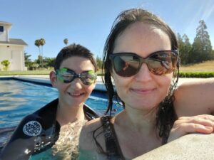 Danica McKellar Instagram - Spending time visiting family over the summer is the BEST (scraggly eyebrows, no makeup - yes please 😜)! Wishing you all a beautiful, relaxing, July weekend! 🥰🌴✨️