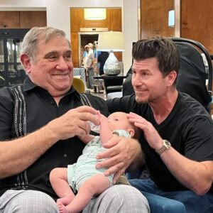 Danica McKellar Instagram - Wanna feel old? My Wonder Years co-star @jason.hervey (Wayne Arnold) is a GRANDPA! 😁 And ooooh my goodness his grandson Shia is BEYOND precious!! And what an amazing shot of Jason & @realdanlauria (swipe for it), right? 🤗 I guess he's that baby's TV great-grandfather?? 😁 Family vibes all around!
After the convention was over today, his wonderful mother (Jason's daughter) let me hold him - he was crying when I got him but I was able to lull him to sleep almost immediately - a trick I learned when Draco was 4 weeks old. 🥰
Swipe to the end for a video of me describing this fail-prood method for comforting crying babies!! 🙏🤗