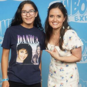 Danica McKellar Instagram - Our official group Wonder Years shot from Day 1 of @fanboy_expo ! What a great day already, and we still have our panel coming up in a few minutes. 🤗
.
.
I would say, will somebody please ask @realdanlauria to smile 😅, but look at those pearly whites as soon as my mom joined the picture! (Swipe) And how cute are Dan & Alley, holding hands?? 🥰
.
.
More to come!!