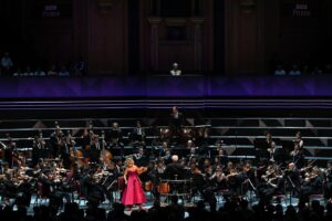 Daniel Barenboim Instagram - An electrifying evening at the Royal Albert Hall as Daniel Barenboim led the West-Eastern Divan Orchestra and soloist Anne-Sophie Mutter in a standout performance of Brahms’s consolatory Violin Concerto and Schubert’s Symphony No. 9 in C major, which deservedly acquired the nickname ‘Great’.

Huge thanks to @dbarenboim @divanorchestra and @anne_sophie_mutter 
 
🎧 Listen on BBC Sounds
📸 By Chris Christodoulou