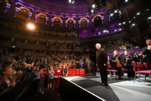 Daniel Barenboim Instagram - An electrifying evening at the Royal Albert Hall as Daniel Barenboim led the West-Eastern Divan Orchestra and soloist Anne-Sophie Mutter in a standout performance of Brahms’s consolatory Violin Concerto and Schubert’s Symphony No. 9 in C major, which deservedly acquired the nickname ‘Great’.

Huge thanks to @dbarenboim @divanorchestra and @anne_sophie_mutter 
 
🎧 Listen on BBC Sounds
📸 By Chris Christodoulou