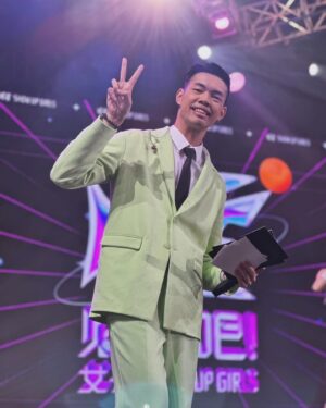 Daniel Chen Instagram - 首次主持這麼大的比賽，謝謝好看娛樂，謝謝24位炸裂女孩及應援粉絲，很難得的主持機會，未來這種主持都可以找我。

@showupgirls_official 
#好看娛樂