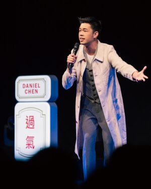 Daniel Chen Instagram - 首場單口喜劇完成，收到很多反饋，正面反面都有，但對我來說，都是超級好的建議，有新朋友，老朋友，師父，哥哥，導演，歌手，摯友，我的愛人，經紀人們，很謝謝500多位的觀眾，空總劇場的笑聲掌聲，承蒙各位的力量，我想帶著表演去其他城市看看，到時候我們一起笑到過去。

今早領悟的一句：
到底什麼高級？在這個世道能逗人開心，給人歡笑的人，都很高級。

#過氣
#專場