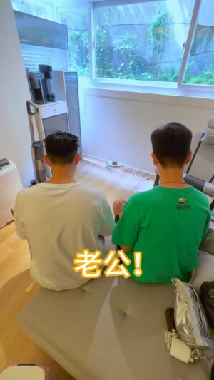 Daniel Chen Instagram - 平行宇宙裡一模一樣的兩個人😱
btw，每次跟老公出門遇過很多次粉絲們認錯的場面…
「嗨～大天！我有follow你喔」
「大天請問可以跟你拍照嗎🤳好喜歡你喔」
「大天～～加油喔你超棒！好愛你的bbox」

我每一次都笑瘋🤣

#請問大天本人你那邊是不是也有很多嗨香蕉的
-
不止長得很像…
我們也在大天家發現好多我們家的東西！
有一模一樣的杯子！！
有一模一樣的建運防霾紗網 @tintrontw 
還有一樣漂亮的另一半❤️👩🏻 @pu_liu