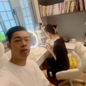 Daniel Chen Instagram - 一起住啦！劉樸想要換窗戶，家裡用的是20多年的老氣密窗，當時裝潢看它沒什麼異樣，就把它留下來了，但結果事實證明跟客廳裝潢風格很不搭，劉樸說了，也是正中下懷，我得來想想辦法，找來安城鋁業更換隔音窗，快速兩個半小時內拆裝完工，丈量施工最速可以一個禮拜幫你的家脫胎換骨。

#安城鋁業