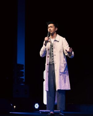 Daniel Chen Instagram - 首場單口喜劇完成，收到很多反饋，正面反面都有，但對我來說，都是超級好的建議，有新朋友，老朋友，師父，哥哥，導演，歌手，摯友，我的愛人，經紀人們，很謝謝500多位的觀眾，空總劇場的笑聲掌聲，承蒙各位的力量，我想帶著表演去其他城市看看，到時候我們一起笑到過去。

今早領悟的一句：
到底什麼高級？在這個世道能逗人開心，給人歡笑的人，都很高級。

#過氣
#專場