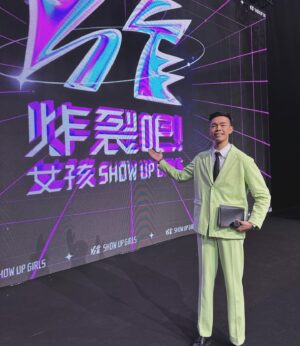 Daniel Chen Instagram - 首次主持這麼大的比賽，謝謝好看娛樂，謝謝24位炸裂女孩及應援粉絲，很難得的主持機會，未來這種主持都可以找我。

@showupgirls_official 
#好看娛樂