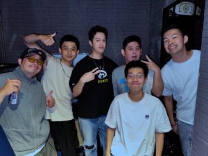 Daniel Chen Instagram - 昨天音樂喜劇開放麥又有新血加入了，最後的即興饒舌爭霸戰真的太胡鬧了，但好喜歡這次邀請了喜德丹利，喜劇人渾然天成的超能力，歌手莫凡新跨界來喜劇，希望我們沒嚇到他與他的粉絲，有緣江湖再見，一個月一次的音樂喜劇饗宴。

@tiest0913 帥帥帥披薩